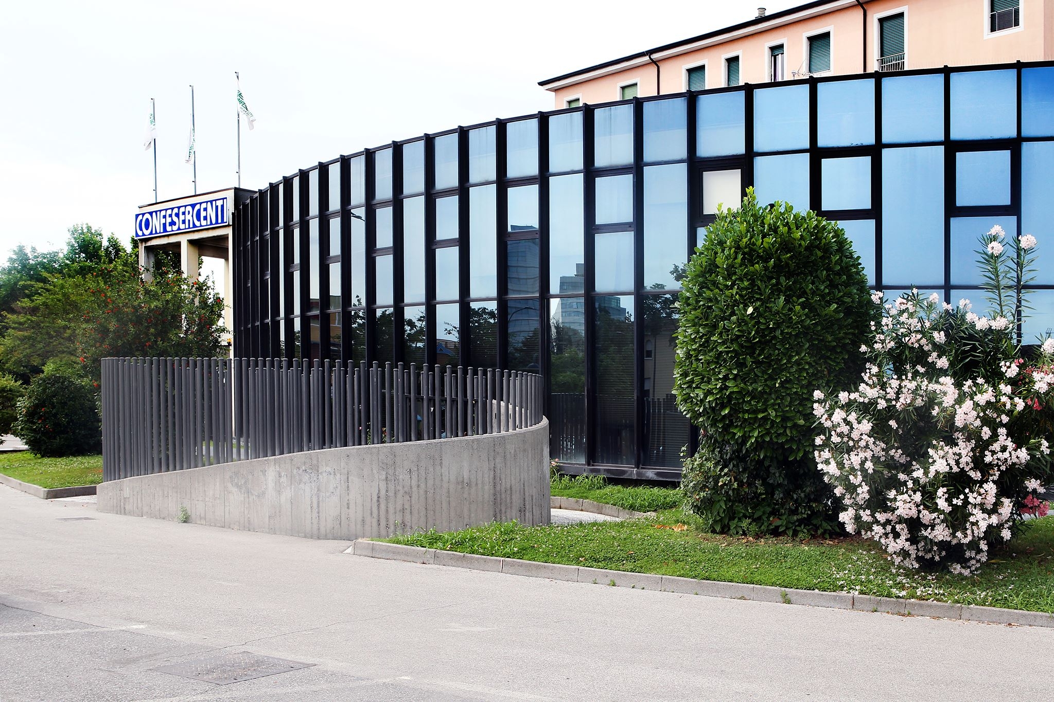 Mercato settimanale di Iseo, gli ambulanti protestano: ancora lontani dal lungolago nonostante i lavori siano finiti da un pezzo