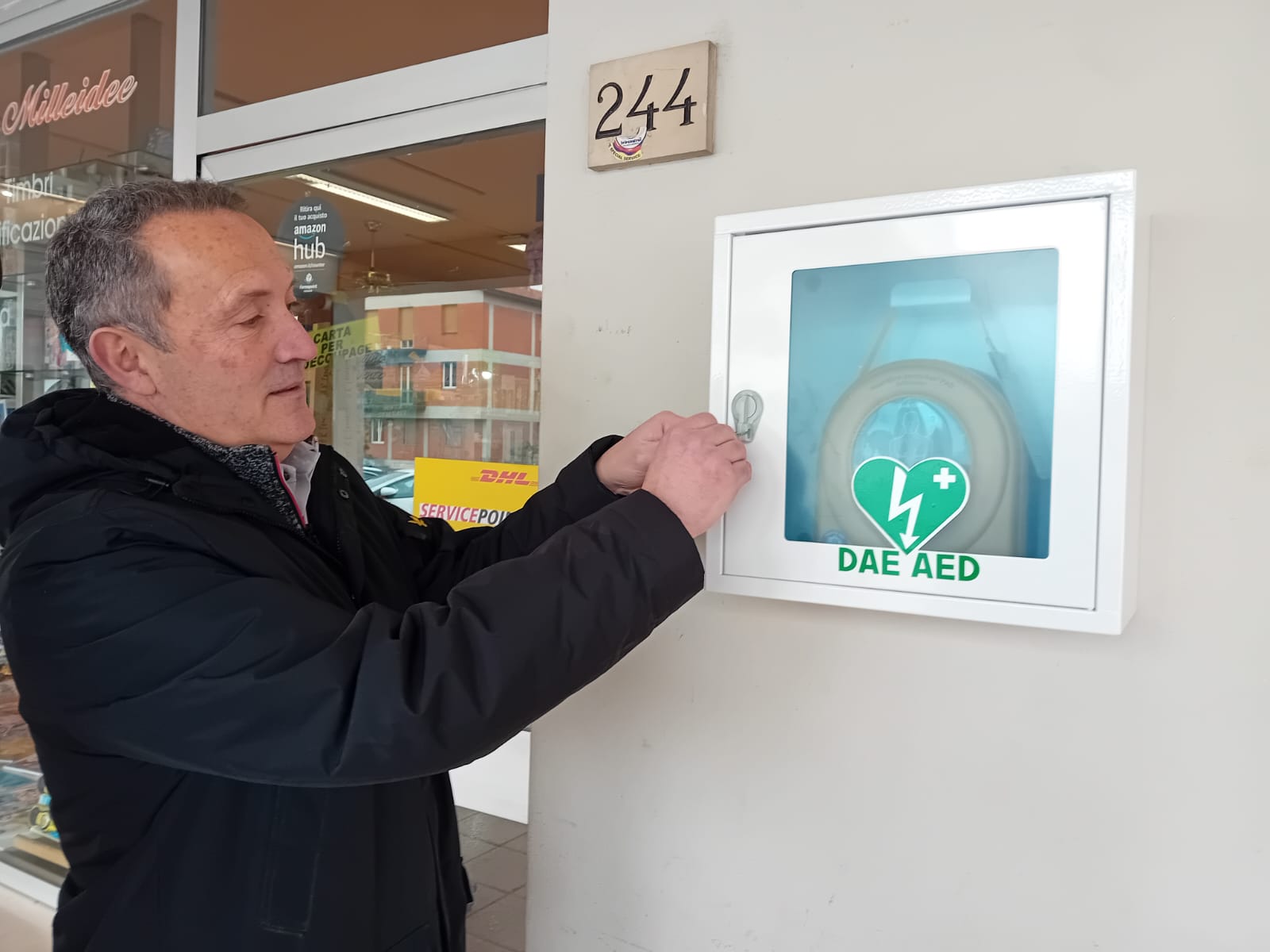 Arezzo: i commercianti di via Fiorentina donano un defibrillatore