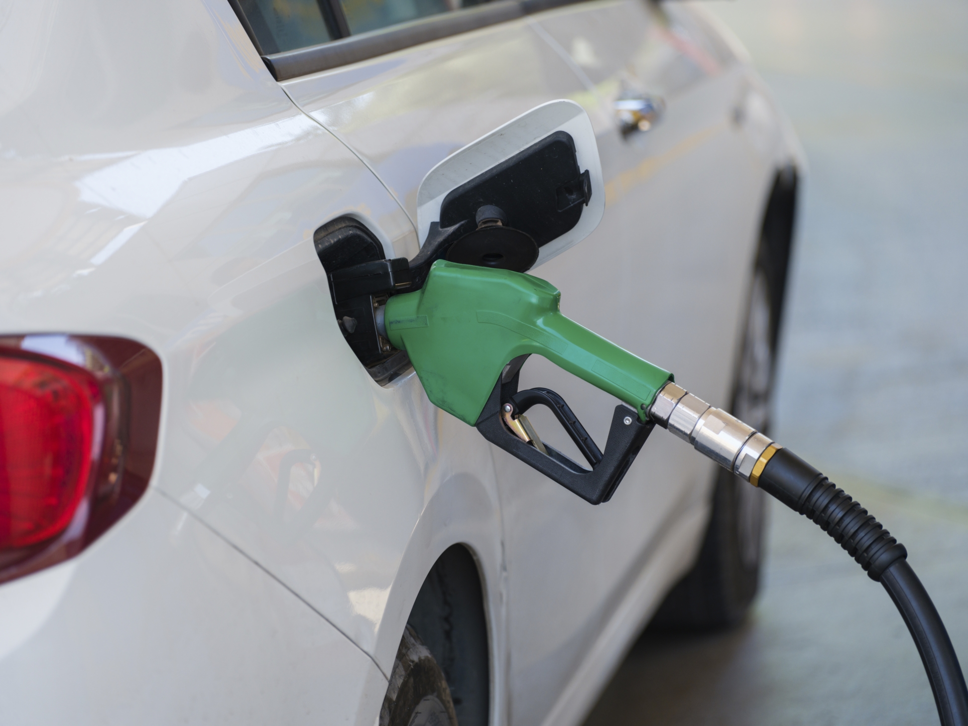 Caro-carburanti: Confesercenti, sulle vacanze degli italiani è stato aggravio da 1,8 miliardi. Ok proroga, ma serve intervento strutturale