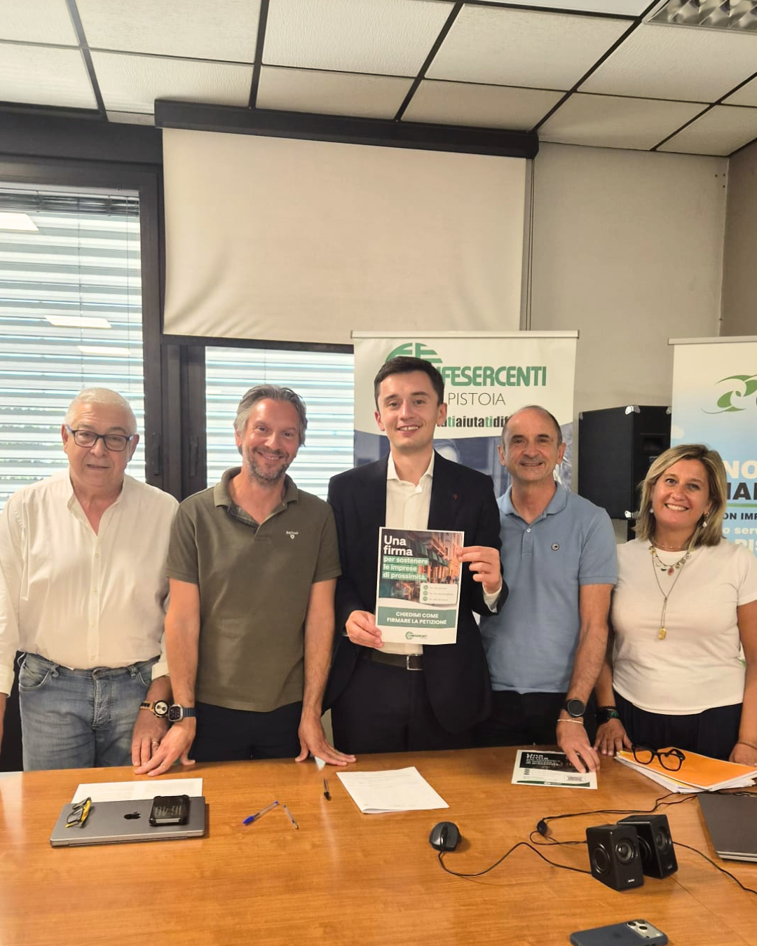Confesercenti Pistoia, il Sottosegretario della Regione Toscana Bernard Dika firma la proposta di legge di Confesercenti a sostegno del commercio di prossimità