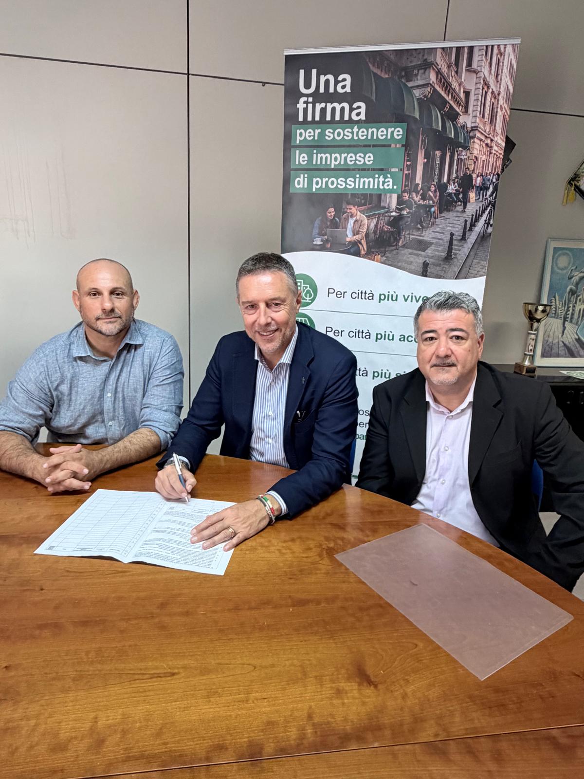 Grosseto: Fabrizio Rossi sottoscrive la raccolta firme di Confesercenti per una legge a tutela del commercio